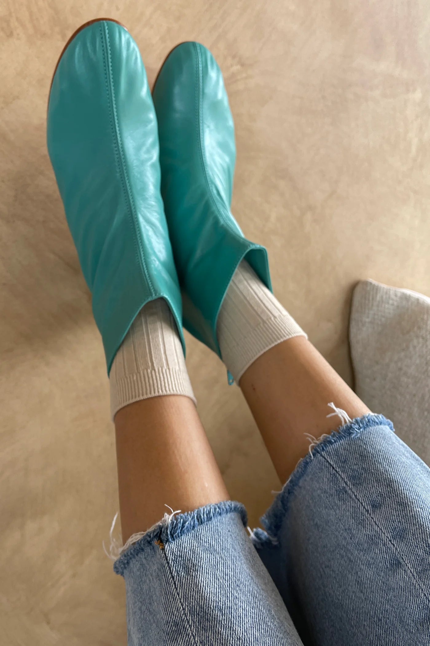 Her socks - porcelain