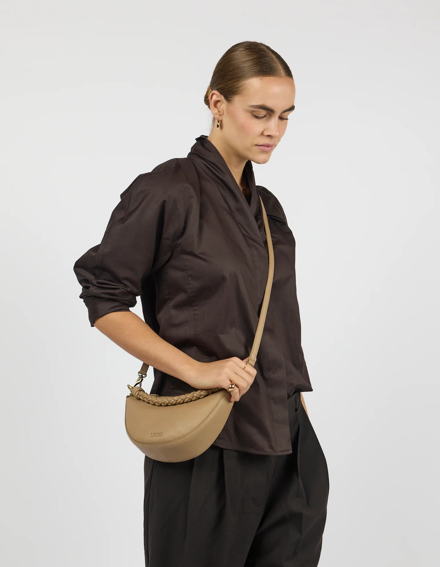Leo mini - Sand Soft Grain Leer
